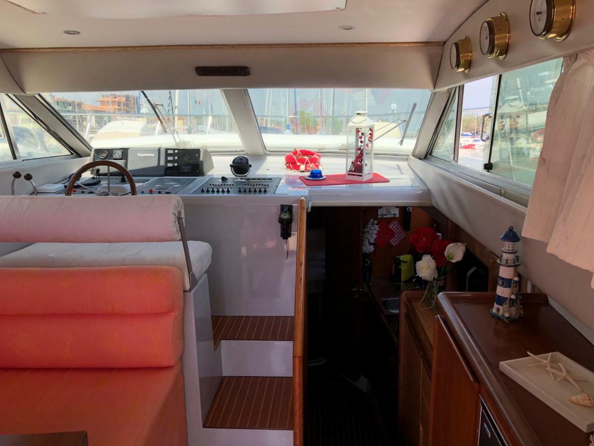 Yacht Suite มารีนาดีกรอซเซโต ภายนอก รูปภาพ